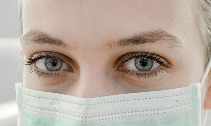 Woman wearing a face mask